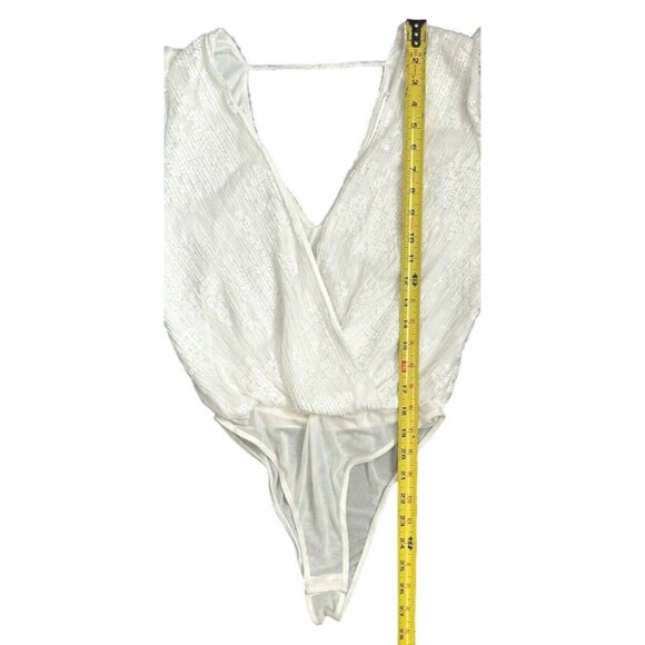 ASTR the LABEL Ivory Textured Short Sleeve Wrap V-Neck Thong Bodysuit Small - Picture 9 of 13